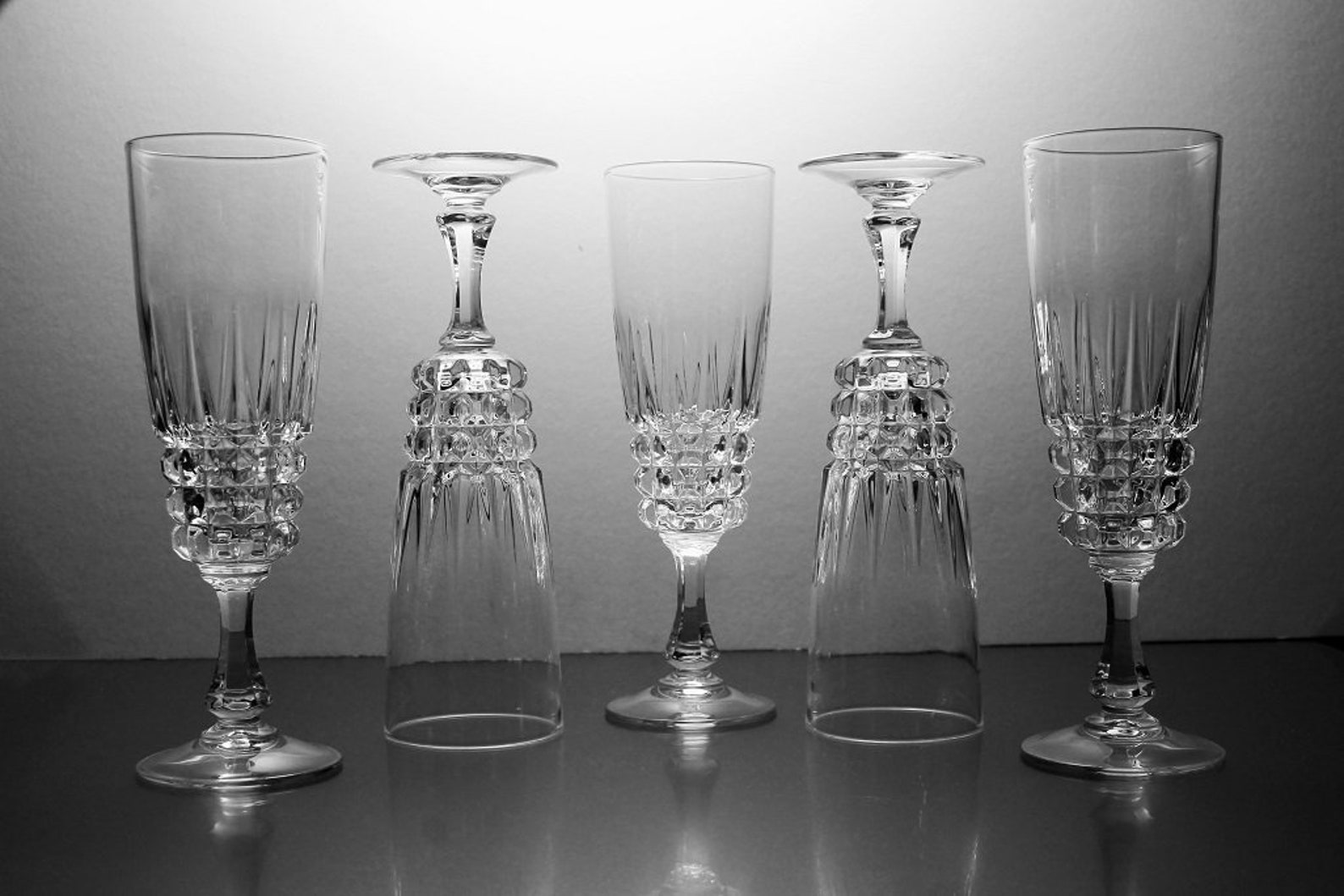 изящные фужеры для шампанского. хрустали шампанского слушать. хрустали шампанского слушать. бокалы резные. Cristal d'arques хрусталь.