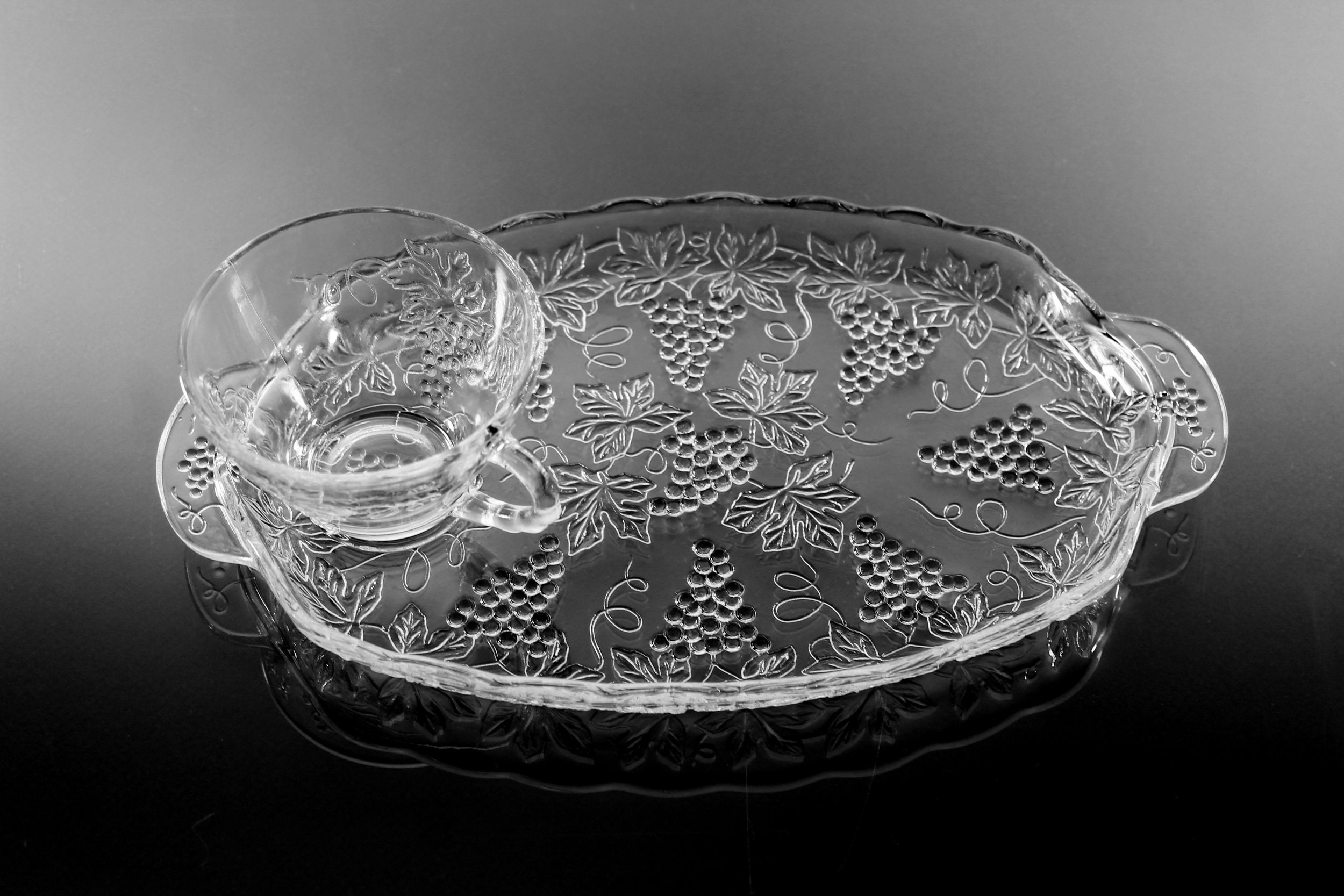 Glass luncheon store plates with cups