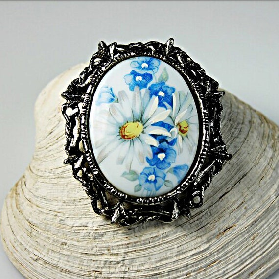 Daisy Pendant Brooch, Convertible Brooch, Hand Painted, C-Clasp Closure, Fashion Jewelry, Costume Jewelry