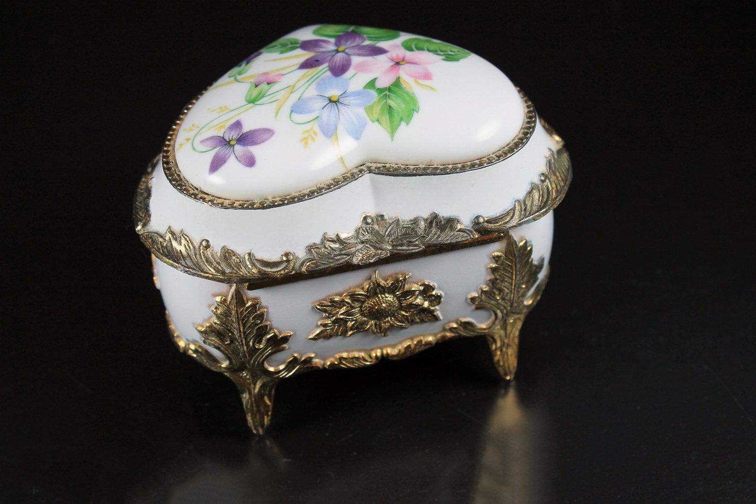 Mele Music Box, Heart Shaped, Japan, Pink Lining, Floral Top, Gold Trimmed