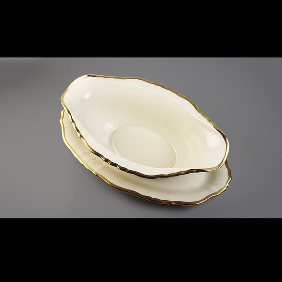 Syracuse China Gravy Boat with Attached Underplate – Brantley Pattern, Old Ivory, Gold Trim, 1949–1967