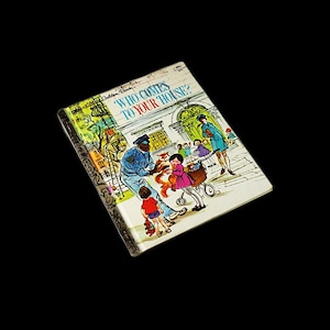 K&ouml;nnte beinhalten: Ein Golden Book mit dem Titel "Wer kommt zu dir nach Hause?" zeigt eine farbenfrohe Illustration eines Polizisten, eines Kindes und eines Hundes vor einem Geb&auml;ude.