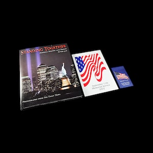 2002年デイリーニュース「共に立ち上がる：9/11後のアメリカの強さと誇り」追悼式パンフレットとラミネートカード付き本