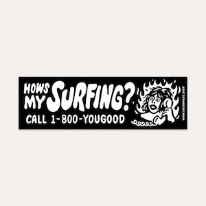 Könnte beinhalten: Schwarz-weißer Aufkleber mit dem Text "HOWS MY SURFING?" und "CALL 1-800-YOUGOOD". Eine verwitterte Grafik einer Person mit Flammen um den Kopf befindet sich auf der rechten Seite. Die Website www.unionmade.shop befindet sich rechts.