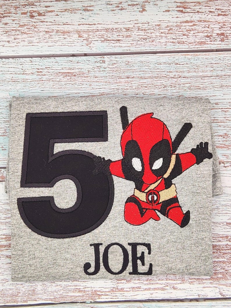 Custom Embroidery Baby Dead pool/Personalized Birthday Shirt/Little Dead superher/Birthday Shirt/Comic Book Shirt/Superhero/Cute Superhero 画像 1