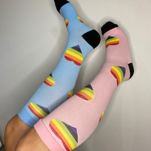Kompressionsstrümpfe mit Regenbogenherzen. 3 Paar zur Auswahl, rosa, grau oder blau. Wähle das Paar, das zu dir passt. Tolles Geschenk