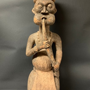 Groot en hoog Bamileke-beeld van Afrikaans masker