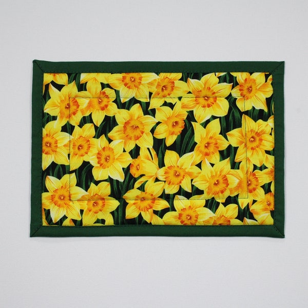 Daffodil quilted mug rug, finished and ready to use, 7x10 inches, hmr26