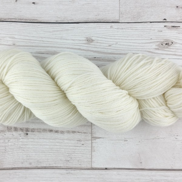 Ungefärbtes Garn Superwash Merino 4 Ply - 1kg (10 x 100g Stränge)