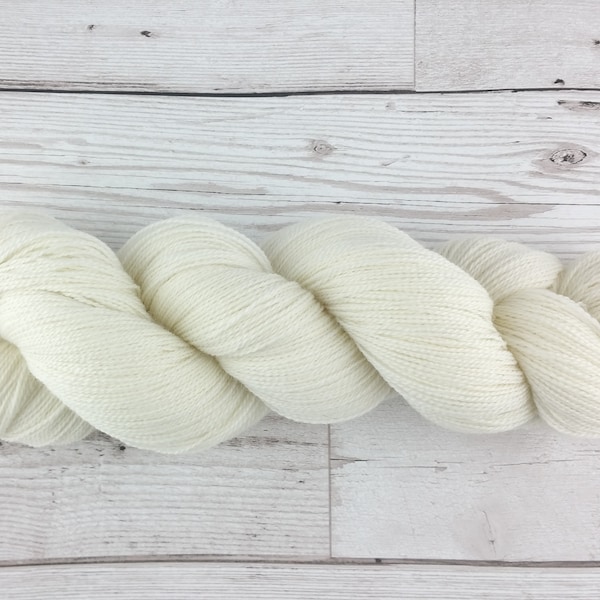 Ungefärbtes Superwash Merino Lace Strickgarn - 1kg (10 x 100g Stränge)