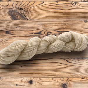 Undyed Yarn 100% Farm Traceable British Wool 4 Ply 1kg 10x100g hanks image 1