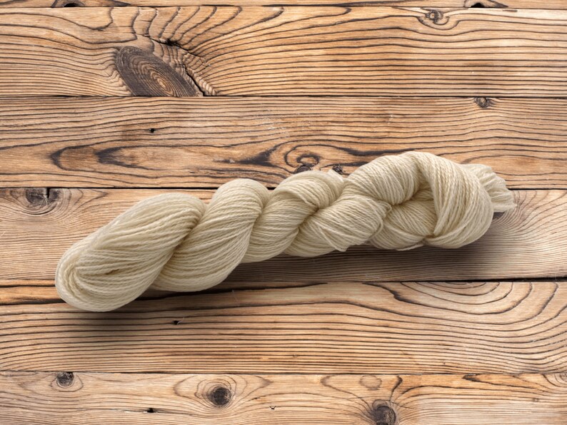 Undyed Yarn 100% Farm Traceable British Wool 4 Ply 1kg 10x100g hanks image 1