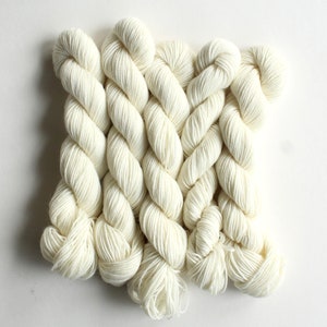 Undyed Yarn Superwash Merino 4 Ply Mini Skeins Knitting Yarn 1 kg (50 x 20g hanks)