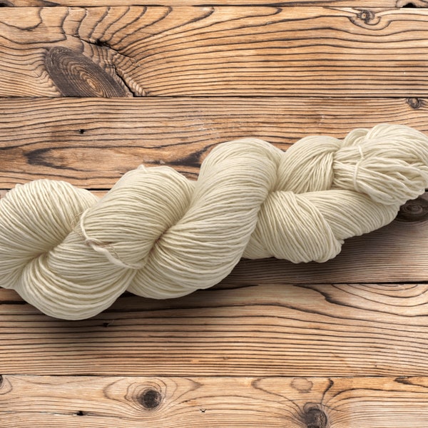 Fil non teint 100 % laine mérinos Superwash, doigté un seul doigt - 1 kg (10 écheveaux de 100 g)