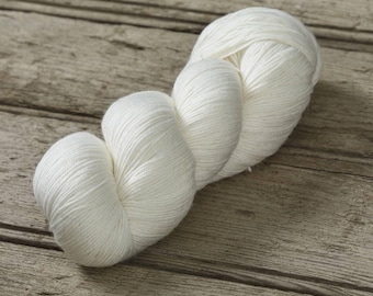 Hilo sin teñir Premium Merino / Seda / Nylon para calcetines 4 cabos - 1 kg (10 madejas de 100 g)