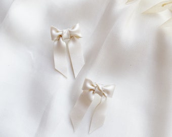 Le printemps - clay bow earrings in Pearl