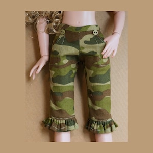 Op de afbeelding: Camouflage broek met een gerimpelde zoom. De broek heeft twee knoopsluitingen op de taille.