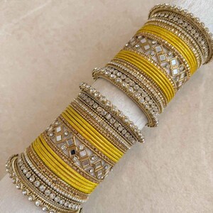 Pernia spiegelmetalen armbandenset voor beide armen, lichtgoud, crème, groen, fuchsia en roze. Sieraden, Indiase en Pakistaanse handsieraden, armbanden voor bruiloften en feesten.