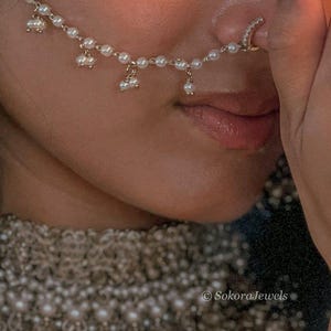 Anillo de nariz con diseño Heeramandi y cadena de perlas, pequeño y delicado, se desliza sobre el nath. No requiere perforación. Lado izquierdo y derecho. Ligero.