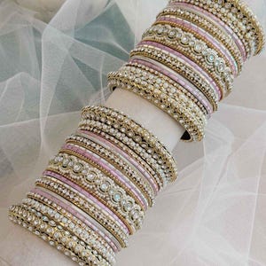 Ensemble de bracelets Asmita roses, style indien, pakistanais, punjabi, pour mariage, mariée ou invitée. Or clair et transparent, orné de perles fines et de perles épaisses pour les deux bras.