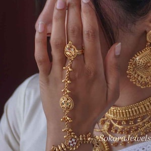 Ghunghroo Kundan Detail Hathphool Handkette Accessoire, inspiriert von kaschmirischem Punjabi-Erbe, südasiatischer Desi-Schmuck, traditioneller Gold-Rubin-Schmuck