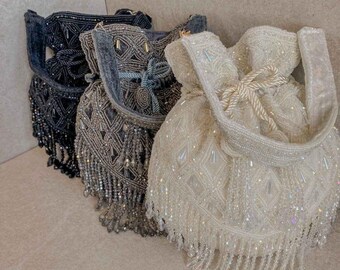 Fluwelen tas met kralendetails, zwart, wit en zilver, Indiase versierde handtas, bruidsaccessoire, gouden tas met trekkoord, gelegenheid, Sokora Jewels