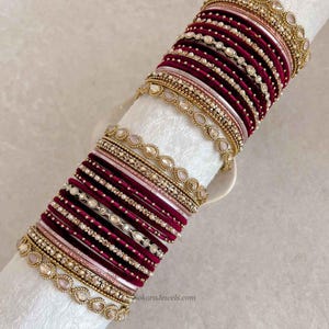 Conjunto de brazaletes nupciales color granate y rosa. Lujosos brazaletes de oro antiguo con terciopelo en tonos granate y rosa suave. Joyería india y pakistaní para bodas, Eid y Walima.