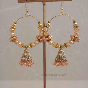Aros Jhumka de cuentas hechos a mano - Jhumkis ligeros con detalles de cuentas multicolores para bodas Eid, joyería india pakistaní con rubí rosa intenso y brillo lunar