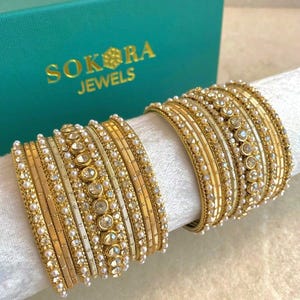 Arina Kleines goldenes Armreif-Set für beide Arme, indischer Schmuck, pakistanischer traditioneller Chura-Goldschmuck, Hochzeits-Brautarmreifen, Stapelbar, Sokora Jewels