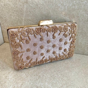 Bolso de mano con bordado floral en oro rosa: bolso de fiesta metálico hecho a mano