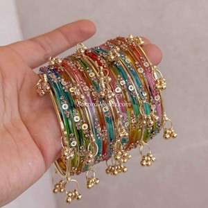 Könnte beinhalten: Ein Set aus drei Keramikbechern mit gesprenkelter, matter Oberfläche. Jeder Becher hat eine andere Farbe: hellblau, cremefarben und grau. Die Becher haben ein schlichtes, modernes Design mit runder Form und bequemem Griff.