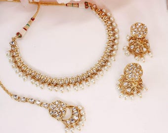 Gold-Weißperlen-Halskette, Jhumka-Ohrringe, Tikka, kleines, zierliches Schmuckset, Kundan, indisch-pakistanisch, Sokora Jewels, Hochzeit, Brautjungfer