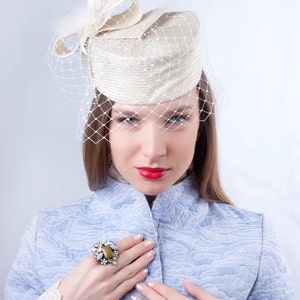 Elegant ivory pillbox, Veiled bridal hat, Tea party pillbox, Kate Middleton hat, Wedding pillbox hat, wedding hat with veil, retro pillbox
