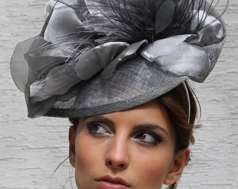 Silver Kentucky Derby-hatt, Grå Royal Ascot Fascinator-hatt, Bröllopshatt, Kyrkahatt, Couture-hatt, Tea Party-hatt, Melbourne Cup-huvudbonad