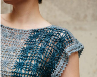 Pode incluir: Um top de crochê em tons de cinza e verde-azulado. O top apresenta um padrão floral e um decote quadrado. As mangas são curtas e têm uma borda ondulada. O top é feito de um fio macio e leve.