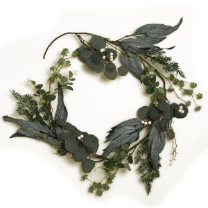 Weihnachtsgirlande mit Eukalyptusblatt und weißen Beeren