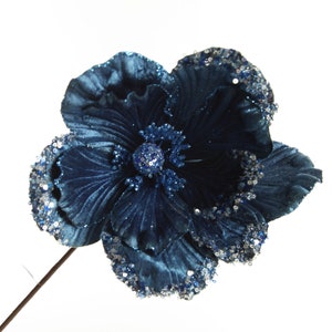 Blauer Magnolienstiel mit Paillettenspitzen
