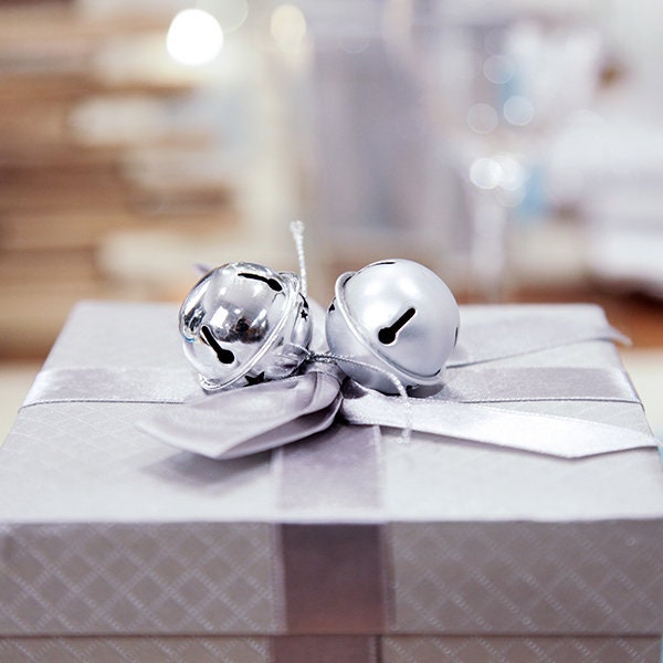 1,270 Silver Gift Wrap Stock Photos, High-Res Pictures, and Images - Getty  Images