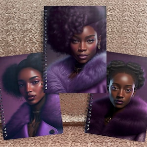 Peut inclure: Trois carnets à spirales avec des couvertures violettes représentant des femmes à la peau foncée et des cols en fourrure violette. Les femmes ont les cheveux noirs et portent des bijoux en or.
