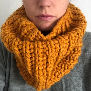 Snood lavorato a maglia grossa all'uncinetto fatto a mano