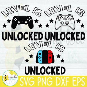 Pode incluir: Design gráfico em preto e branco com o texto "Level 13 Unlocked" repetido três vezes. O gráfico apresenta três controladores de videogame diferentes: um controlador Playstation, um controlador Xbox e um controlador Nintendo Switch. O design é cercado por estrelas pretas.