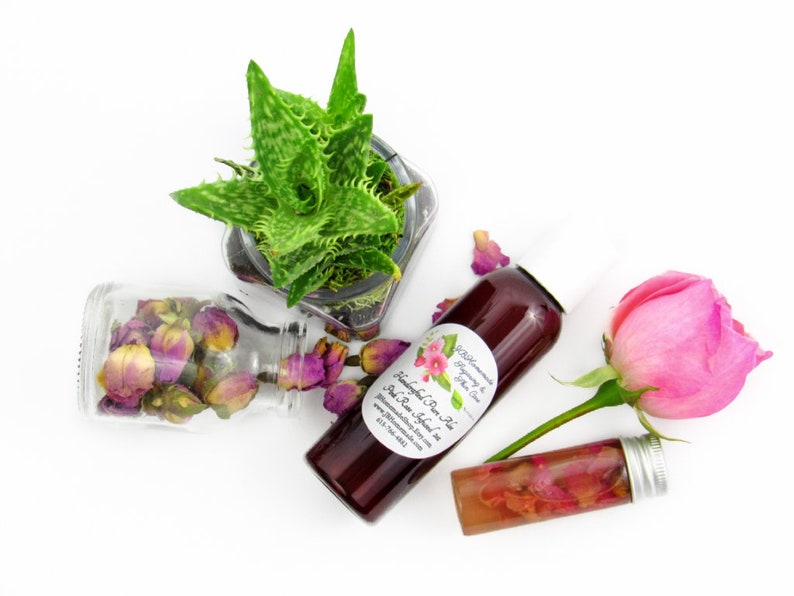 JBHomemade’s 2 oz Radiant Rose Glow: rose-infused aloe vera paired with an aloe plant. Glass jar filled with aloe and pink rose petals.