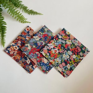 Pañuelo de bolsillo 100 % algodón Tana Lawn “Thorpe” de Liberty of London / Pañuelo vintage floral verde y rojo - Regalo de boda - Accesorio