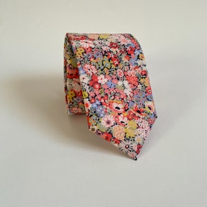 Liberty of London „Thorpe Hill“ maßgeschneiderte Herren Krawatte -Pink Schwarz Floral Skinny, Slim, Classic Cut Krawatte und Einstecktuch / Hochzeit / Geschenk