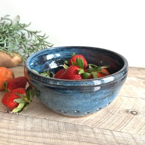 Ciotola per frutti di bosco in ceramica fatta a mano / Scolapasta in ceramica tornita al tornio / Decorazione per cucina in stile rustico / Funzionale