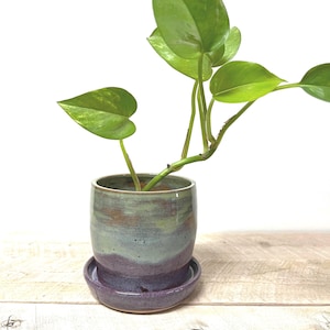 Maceta de cerámica con bandeja incorporada