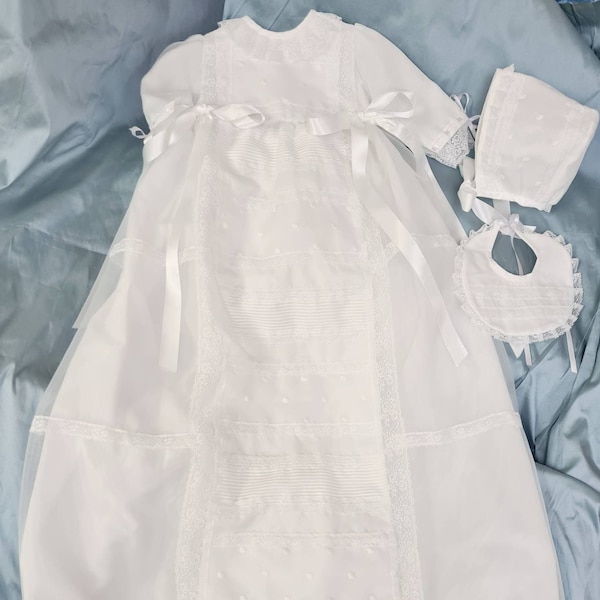 Impressionnante jupe de baptême unisexe pour bébé en organza blanc, dentelle blanche et bodoques brodées. Baby Ropon Classic Style Espagnol