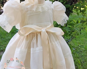 Jupe de baptême en organza ivoire avec liens et dentelle. Manche lanterne courte. Des vêtements de famille. Robe de baptême espagnole classique.