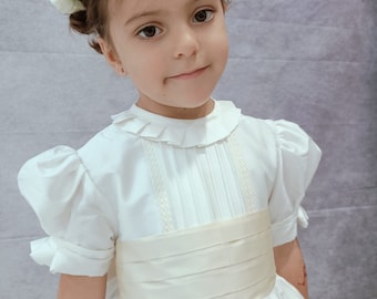 Robe de cérémonie fille modèle Pippa, mariage royal. De couleur ivoire douce. Robe de mariée fille longueur genou, avec cancan. Robe arras beige