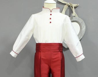 Costume de mariage garçon en soie traitée marron et ivoire. Chemise col mao, pantalon long et ceinture assortie. Parfait pour transporter des bagues !